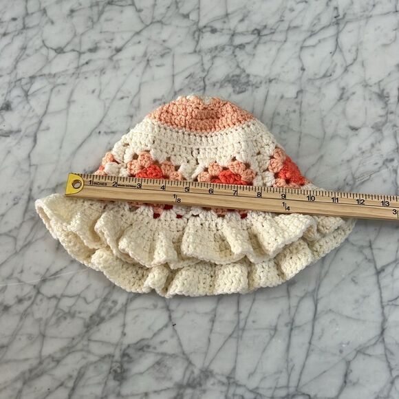 Crochet Bucket Hat with floral details - Picture 6 of 6